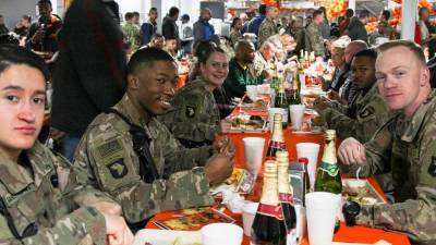 Pentagon switches troops' Thanksgiving meals to 'grab-and-go' takeout, halts dining hall feasts amid pandemic - foxnews.com - Japan - Qatar - Honduras