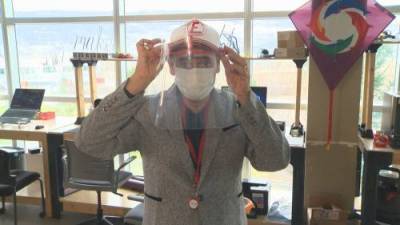 Coronavirus: University instructor designs device to adapt face shields to baseball hats - globalnews.ca