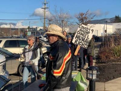 Anti-mask protesters gathered outside of Salmon Arm’s city hall - globalnews.ca - China