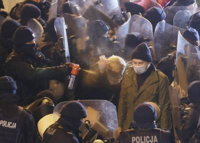 Police probe why officer used tear gas on Polish lawmaker - clickorlando.com - Poland - city Warsaw