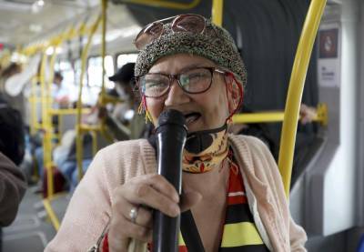 "Toothless Cindy" raps on Colombian buses to make ends meet - clickorlando.com - Colombia - city Bogota