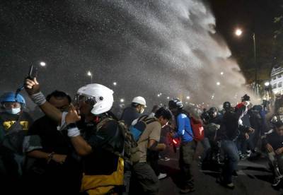 Maha Vajiralongkorn - Thai police use water cannons on pro-democracy protesters - clickorlando.com - Thailand - city Bangkok