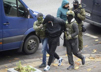 Club-wielding police in Belarus arrest nearly 400 protesters - clickorlando.com - Belarus - city Minsk