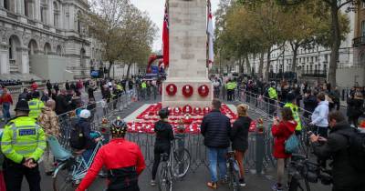 Brits defy Remembrance Sunday Covid restrictions to lay wreaths and pay respects - mirror.co.uk - Britain