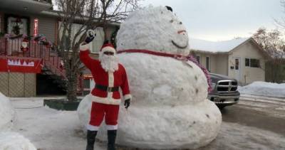 Saskatoon family builds giant ‘Frosty the Snowman’ to spread Christmas cheer - globalnews.ca