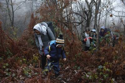 EU warns Bosnia to help migrants as entire families on move - clickorlando.com - Eu