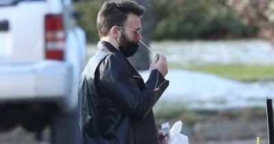 Chris Evans - Chris Evans pictured giving himself Covid-19 test on Don't Look Up movie set - mirror.co.uk - Usa - city Boston