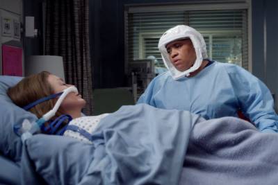 Richard Webber - Miranda Bailey - ‘Grey’s Anatomy’ Pays Tribute To Coronavirus Patients As Character Loses Battle With Virus During Emotional Episode - etcanada.com