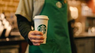 Starbucks to raise minimum wage to $15 for US employees over next 3 years - fox29.com - Usa