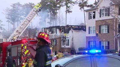 'It's a miracle': Family of 8 jumps from Georgia apartment to escape fire - fox29.com - Georgia