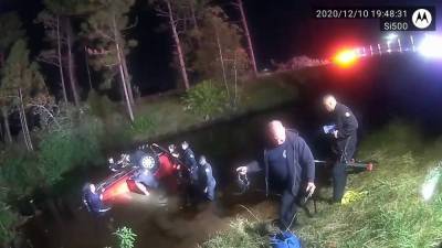 ‘Please help them:’ Video shows Orlando officers rescuing family from submerged vehicle - clickorlando.com - Usa