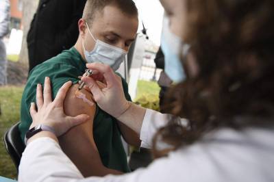 US vaccinations ramp up as feds weigh 2nd COVID-19 shot - clickorlando.com - Usa - Washington