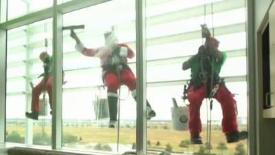 Santa, elves spread cheer while washing windows at Nemours Children’s Hospital - clickorlando.com - city Orlando - city Santa