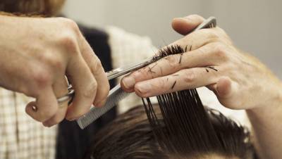 Hairdressers seek to remain open in Level 4 of Covid plan - rte.ie - Ireland