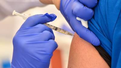 Aurora Health - Suburban hospital pauses COVID vaccinations after 4 workers experience adverse reactions - fox29.com - state Alaska