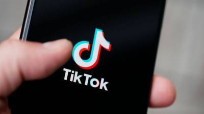 Oregon nurse placed on leave for bragging on TikTok about not wearing a mask - fox29.com - state Oregon