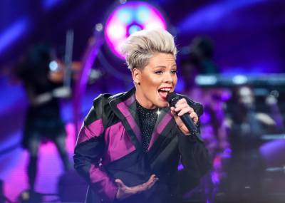 Pink Breaks Her Ankle, ‘2020 Is The Gift That Keeps Giving’ - etcanada.com
