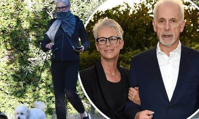 Jamie Lee Curtis takes her dog along for holiday shopping after celebrating 36th wedding anniversary - dailymail.co.uk - Los Angeles