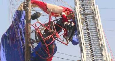 Ho, ho, no. Paragliding Santa stuck in power lines - clickorlando.com - city Santa