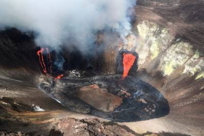 Volcano erupts on Hawaii's Big Island, draws crowds to park - foxnews.com - state Hawaii - city Honolulu