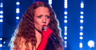 Jess Glynne - Jess Glynne's kind gesture to healthcare staff after losing her gran to Covid-19 - mirror.co.uk