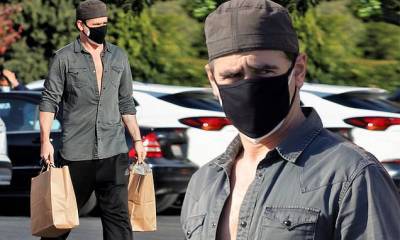 Colin Farrell - Colin Farrell rocks unbuttoned shirt and double face masks as he grabs some groceries - dailymail.co.uk - state California - Los Angeles, state California