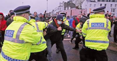 Robert Jenrick - Police and drivers clash in Dover as tensions run high at port - manchestereveningnews.co.uk - Britain - France - county Kent