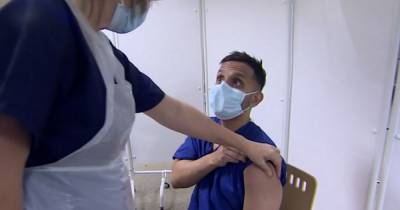 Lorraine doctor Amir Khan 'emotional' as he gets Covid vaccine on show - dailystar.co.uk