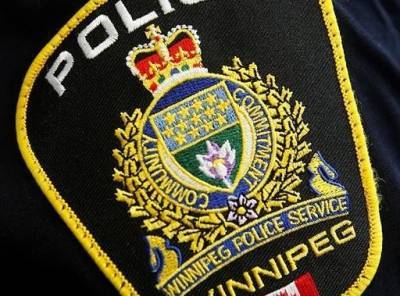 Winnipeg cops applaud officers for helping local senior - globalnews.ca