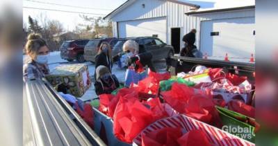 Residents of Dalmeny, Sask., band together to bring gifts to local care home - globalnews.ca