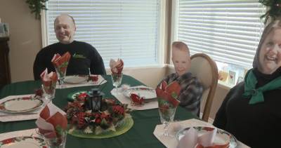 B.C. woman turns to mannequins with family’s faces for COVID Christmas dinner - globalnews.ca