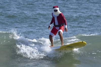 Christmas Eve - Surfing Santas goes virtual, hundreds of families still flock to Cocoa Beach - clickorlando.com - state Florida - city Santa - city Santas - city Cocoa Beach, state Florida
