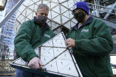 Workers install 192 crystals on Times Square New Year's ball - clickorlando.com - New York