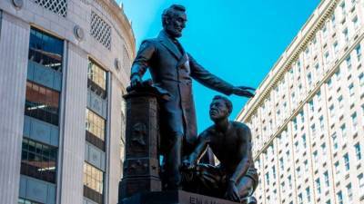 Abraham Lincoln - Boston removes statue of slave kneeling before Abraham Lincoln - fox29.com - state Massachusets - county Park - city Boston, state Massachusets