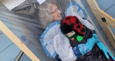 Saskatoon family surprises 95-year-old grandmother with hugging station Christmas morning - globalnews.ca - Canada