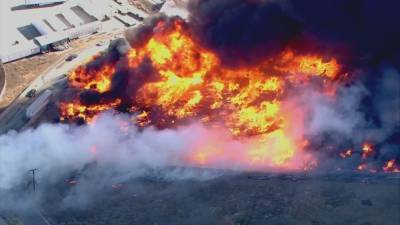 Fire breaks out in Jurupa Valley, setting nearby pallet yard ablaze - fox29.com - county Riverside - county San Bernardino - city Santa Ana
