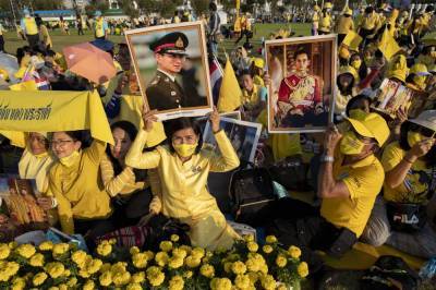 Maha Vajiralongkorn - Thai king leads thousands to remember late father's birthday - clickorlando.com - Thailand - city Bangkok