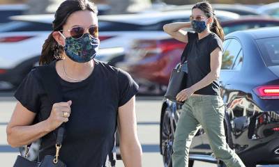 Courteney Cox puts health first as she rocks a cloth face mask to run errands in Los Angeles - dailymail.co.uk - Los Angeles - city Los Angeles