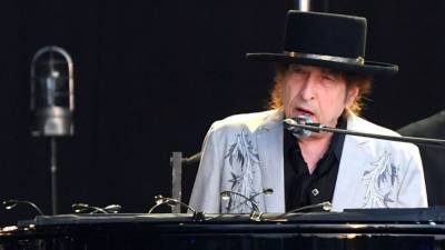 Neil Young - Bob Dylan - Dave J.Hogan - Universal Music Publishing Group buys Bob Dylan's entire catalog - fox29.com - New York - city London - county Park - county Hyde - county Young