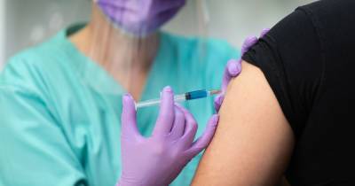Does the coronavirus vaccine hurt? Doctor's advice on getting the Covid-19 jab - mirror.co.uk - Britain