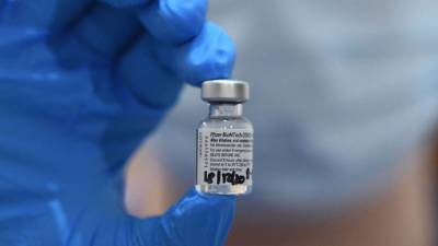 June Raine - UK regulators warn of possible allergic reactions to COVID vaccine - fox29.com - New York - Usa - Germany - Britain - county Jones
