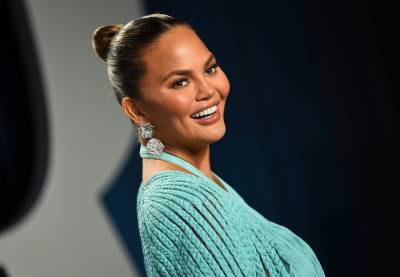 Chrissy Teigen - Chrissy Teigen Gifts ‘Cravings’ Care Packages To L.A. Restaurant Workers - etcanada.com - Los Angeles