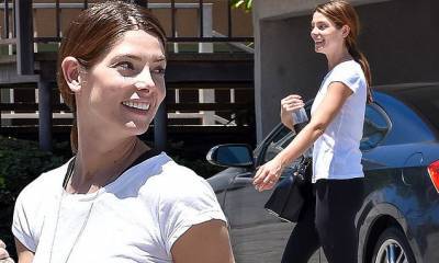 Los Angelesthe - Ashley Greene - Ashley Greene keeps it simple in black-and-white sporty outfit while out with friends in Los Angeles - dailymail.co.uk - Los Angeles - state Florida - county Ashley - city Los Angeles - city Studio - county Greene