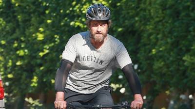 Gerard Butler Goes a Bike Ride After His Movie News Gets Announced - justjared.com - city Santa Monica - Greenland