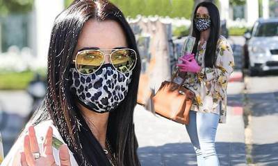 Kyle Richards - Kyle Richards wears cloth mask and pink disposable gloves for lunch outing in Beverly Hills - dailymail.co.uk - Italy - city Beverly Hills