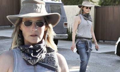 Helen Hunt - Helen Hunt, 56, is a chic hiker as she sports a hat, sunglasses and handkerchief - dailymail.co.uk - state California