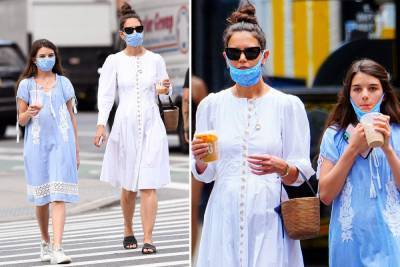 Katie Holmes - Suri Cruise - Tom Cruise - Katie Holmes treats her lookalike daughter Suri Cruise to a smoothie while out for a walk in New York - thesun.co.uk - New York - city New York - county Holmes