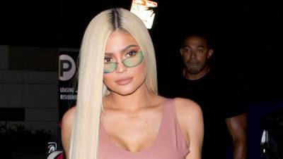 Kylie Jenner - Kylie Jenner Shows Off Honey Highlights Flawless Makeup In Gorgeous New Selfies - hollywoodlife.com