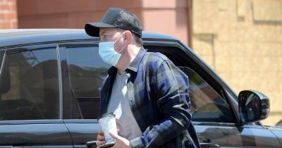 Matthew Perry - Matthew Perry looks different from his Friends days as he wears coronavirus mask - mirror.co.uk - Los Angeles - city Los Angeles
