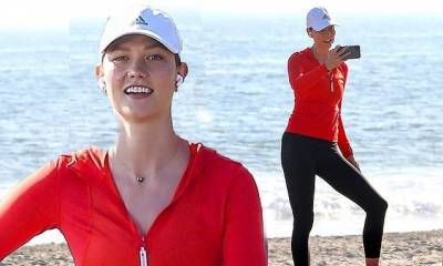 Karlie Kloss flaunts her svelte physique while she FaceTimes with a pal in Malibu - dailymail.co.uk - city Malibu
